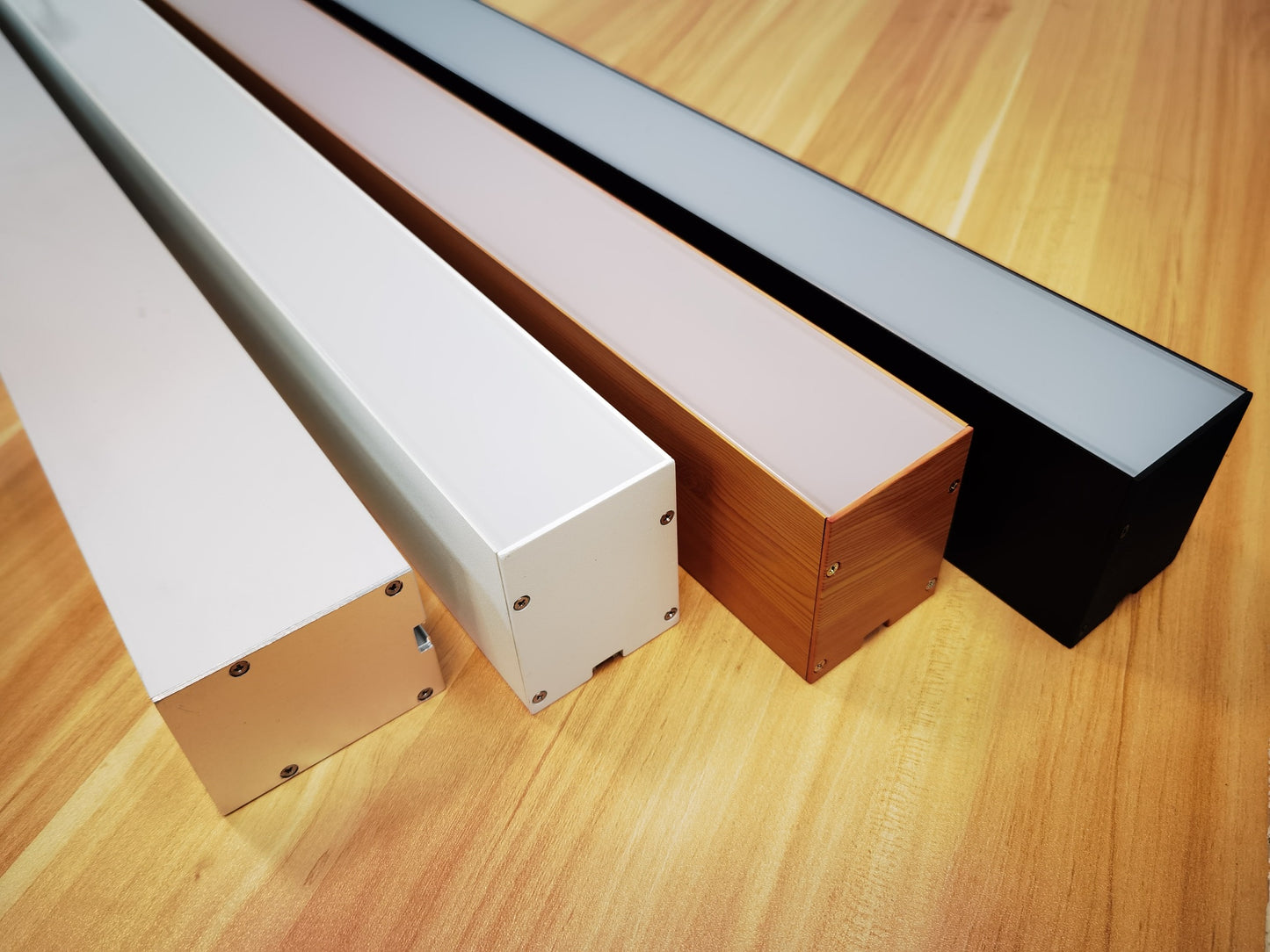 Jelektro LED Linearleuchte 230 V in verschiedenen Gehäusefarben für Aufbau und Pendelmontage
